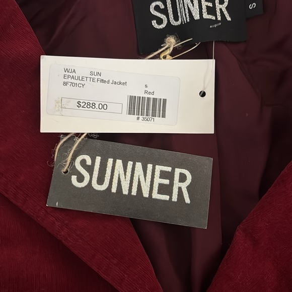 Adorable red Elaulette Fitted Jacket, from Vintage Boutique - Picture 2 of 2